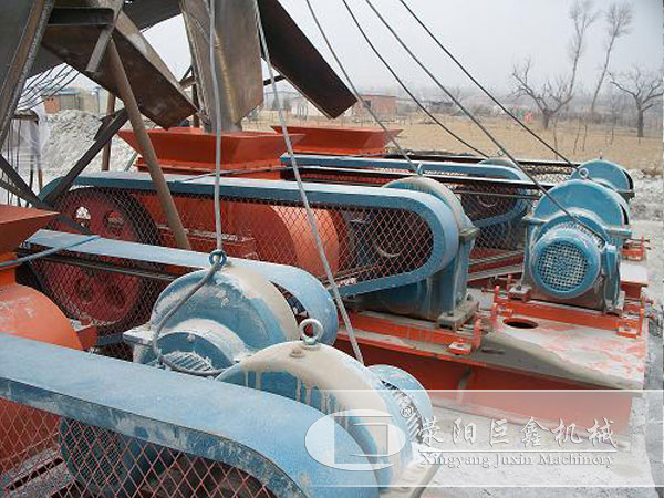 河北對輥制沙機(jī)制沙現(xiàn)場